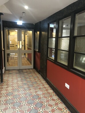 Pintu masuk interior