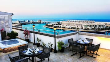 2 restaurantes; se sirve desayuno, almuerzo y cena; cocina internacional