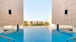 Una piscina amb una vista clara d'un edifici al fons.