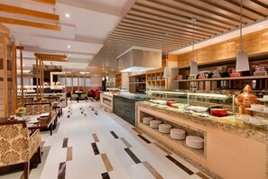 2 restaurants, breakfast, lunch, dinner served; international cuisine