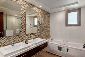 Premium-Apartment, 2 Schlafzimmer, Nichtraucher (2 King Beds and 1 Twin Bed) | Badezimmer