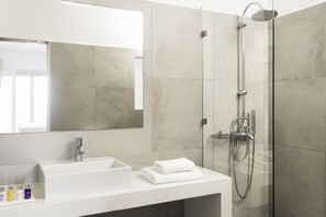 Superior Room, Sea View | Bathroom | Shower, free toiletries, hair dryer, slippers - Gerofinikas Boutique Hotel (Sifnos)