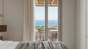 Standard Room, Sea View | Minibar, in-room safe, desk, soundproofing