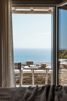 Superior kamer | Een minibar, een kluis op de kamer, een bureau, geluiddichte muren