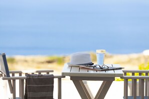 Habitación superior, vista al mar | Balcón