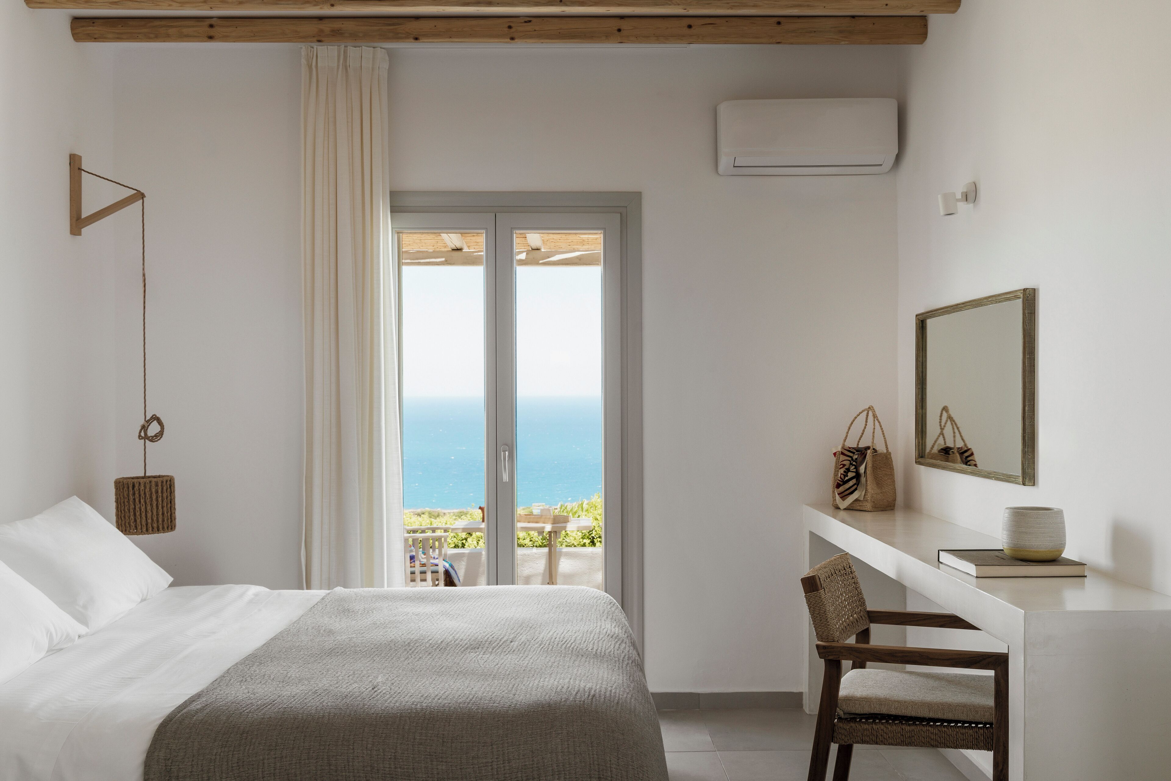 superior room, sea view | 1 bedroom, minibar, in-room safe, desk