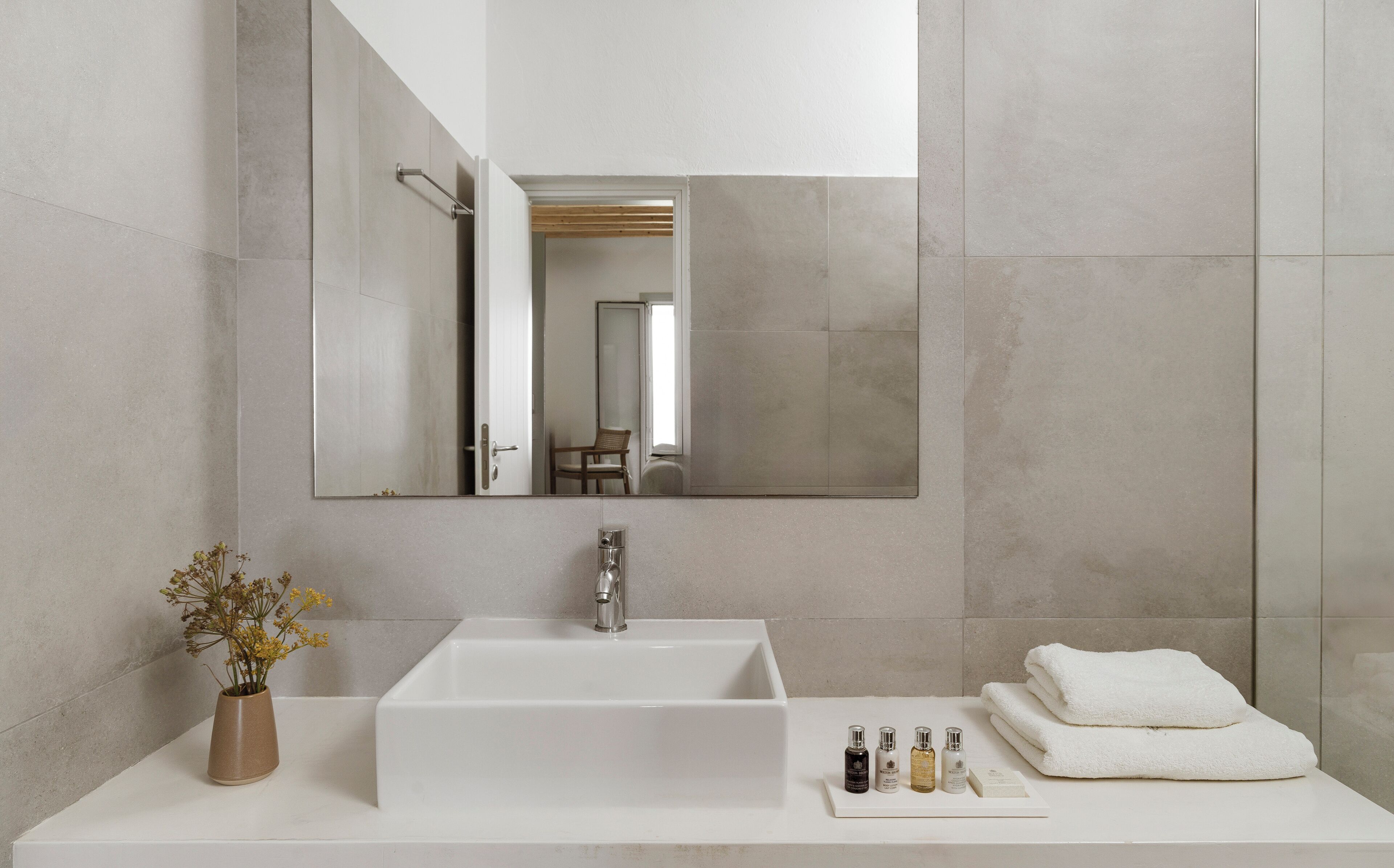 superior room, sea view | 1 bedroom, minibar, in-room safe, desk