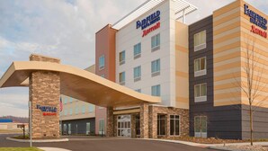 A Fairfield Inns & Suites Marriott hotel with a modern design, featuring a prominent entrance and a covered walkway. - Fairfield Inn & Suites Pittsburgh Airport/Robinson Township (Pittsburgh)