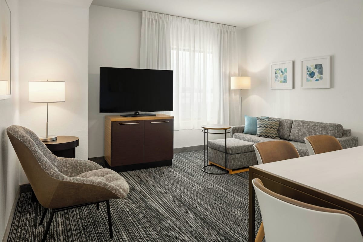 1 Schlafzimmer, hochwertige Bettwaren, Pillowtop-Betten, Schreibtisch
