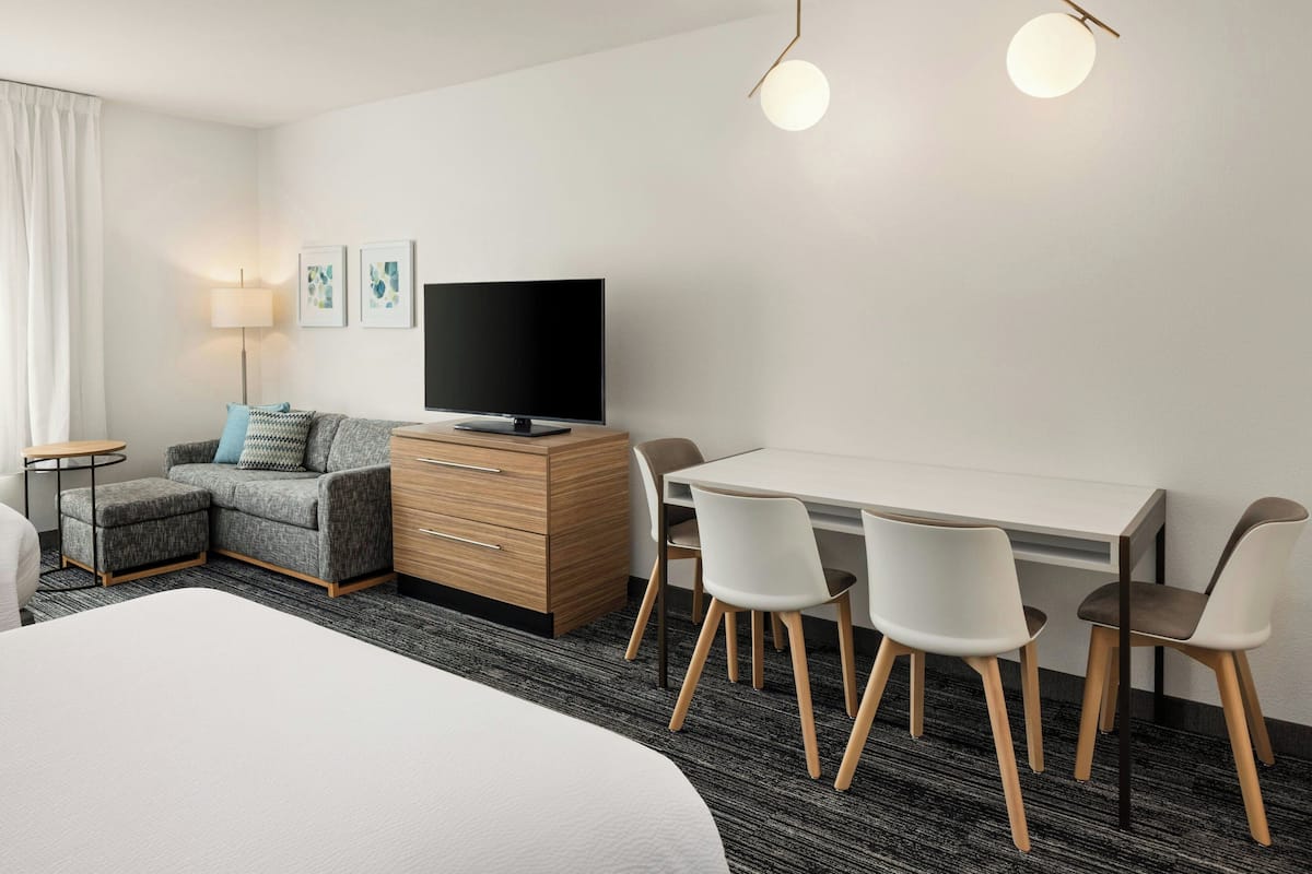 1 Schlafzimmer, hochwertige Bettwaren, Pillowtop-Betten, Schreibtisch