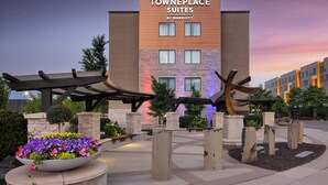 Towneplace Suites by Marriott con un diseño moderno, zona de estar al aire libre y un amplio parterre floral.