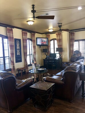 Lobby sitting area - Hotel Texas (Cuero)