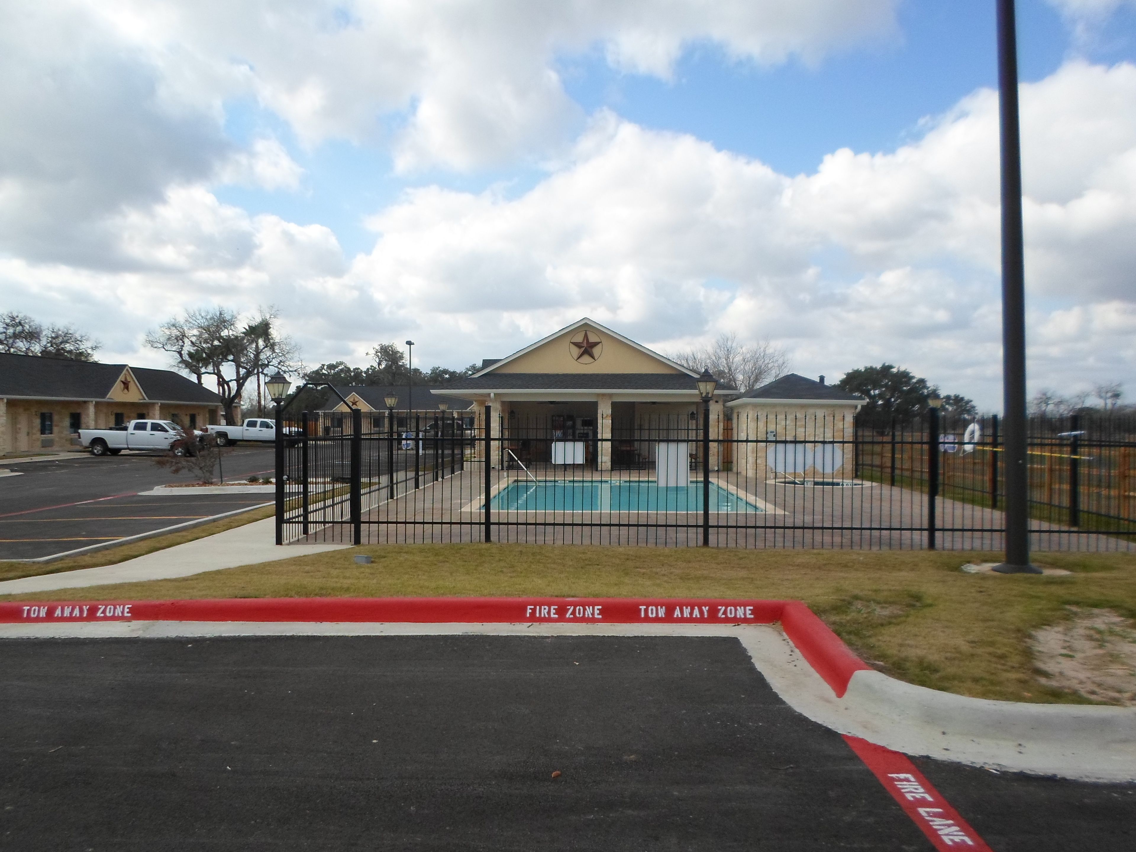 Un bâtiment doté d’une piscine, entouré d’une clôture, et dont les zones de remorquage et les zones à risque d’incendie sont clairement indiquées.