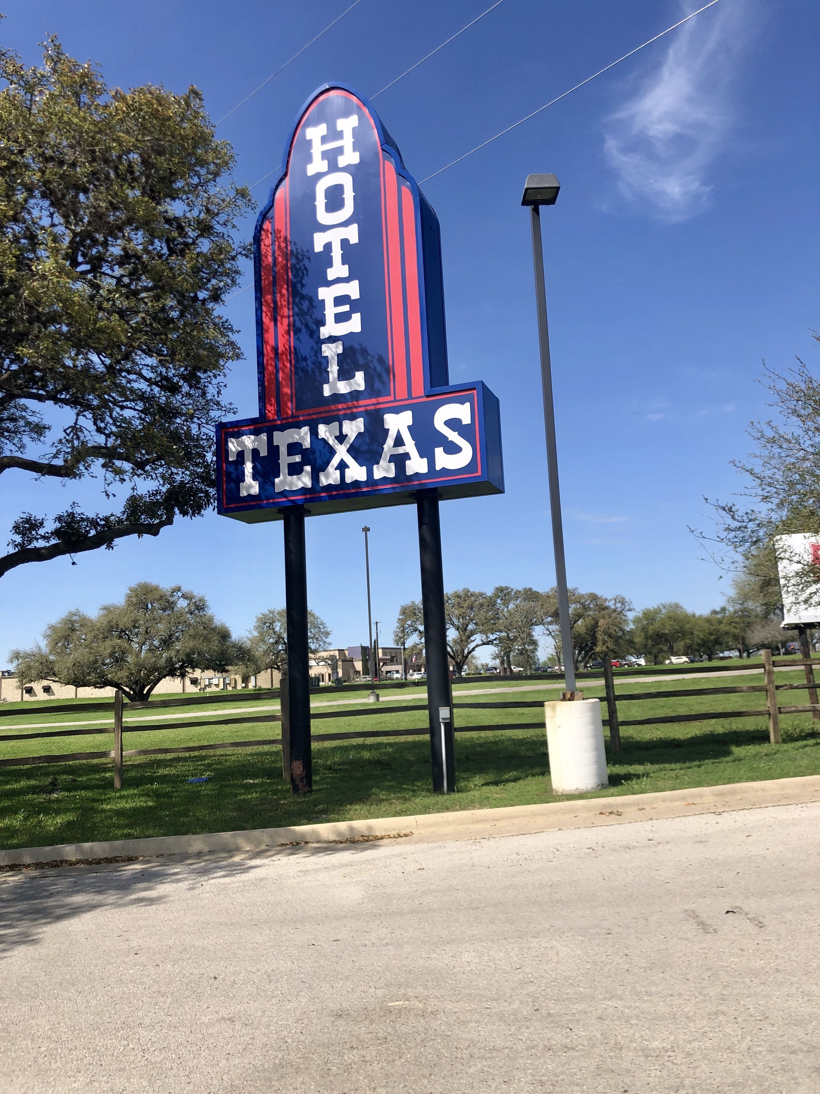 Ein Hotelschild mit dem Schriftzug "HOTEL TEXAS" in fetter Schrift.