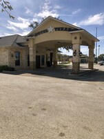 Un edificio con un letrero que dice "Motel Texas" y un emblema de estrella.