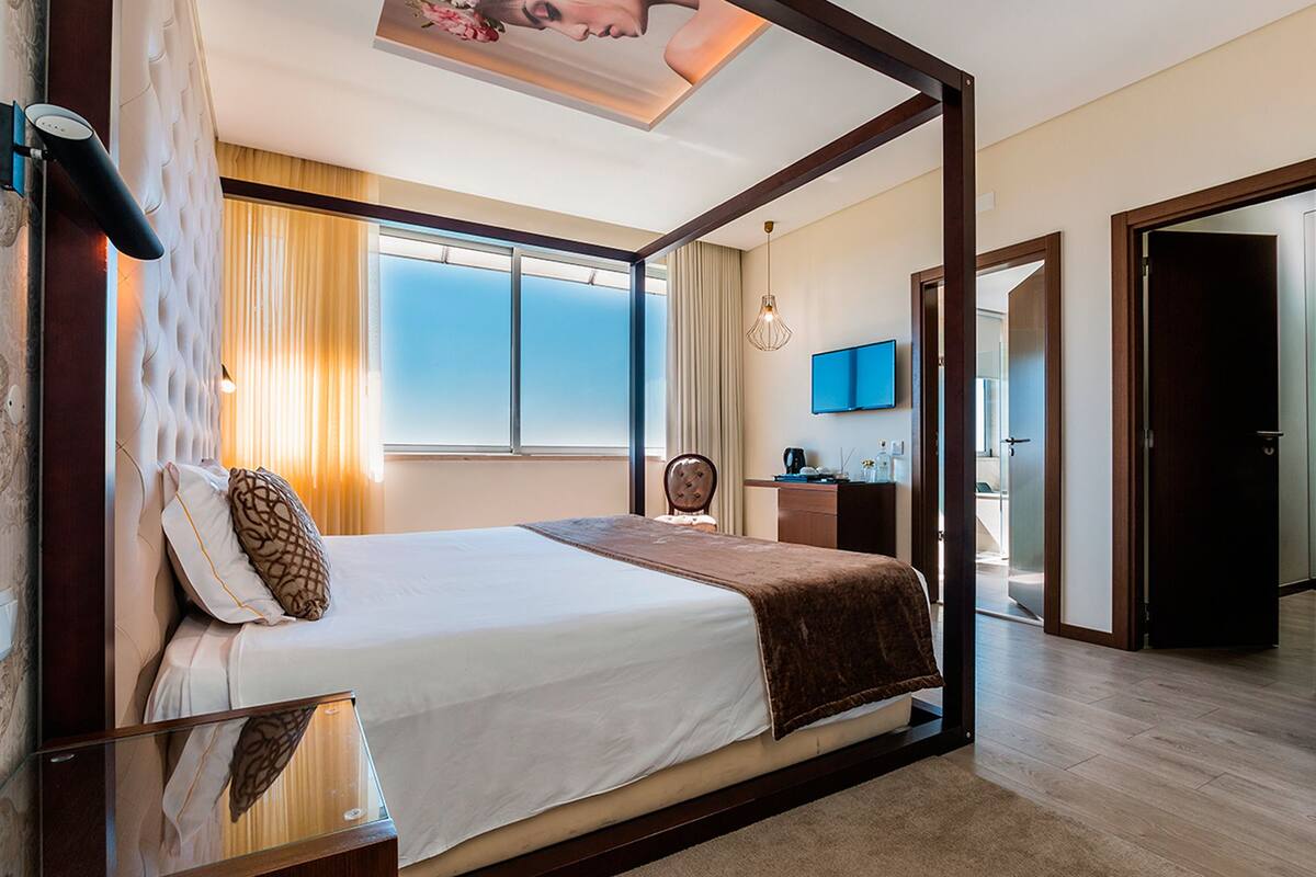 quarto duplo superior | minibar, in-room safe, individually decorated, individually furnished