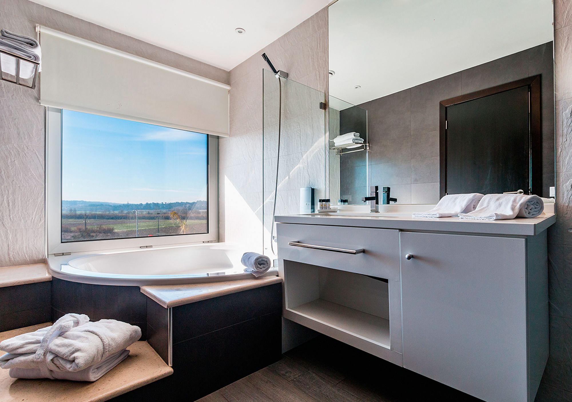 quarto duplo superior | bathroom | free toiletries, hair dryer, towels