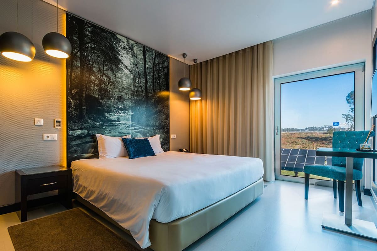 Suite Deluxe | Minibar, caja de seguridad en la habitación y escritorio