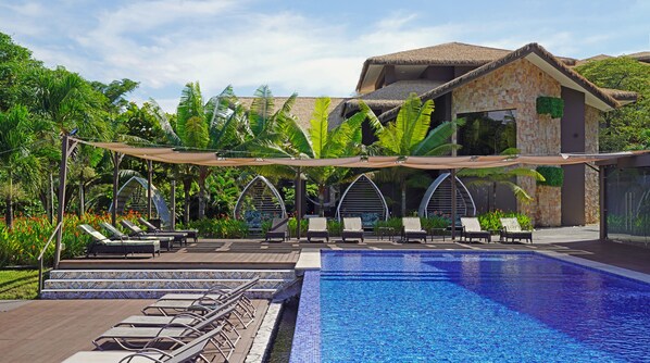 Alberca al aire libre, acceso de 07:00 a 22:00, y camastros 