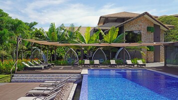 室外游泳池，07:00 至 22:00 开放，日光浴躺椅