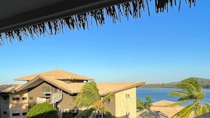 Un resort con piscina, palmeras y vistas al mar.