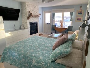 Deluxe Studio, 1 Queen Bed, Kitchenette, Ocean View - Moonlight Beach Suites (East Lawrencetown)