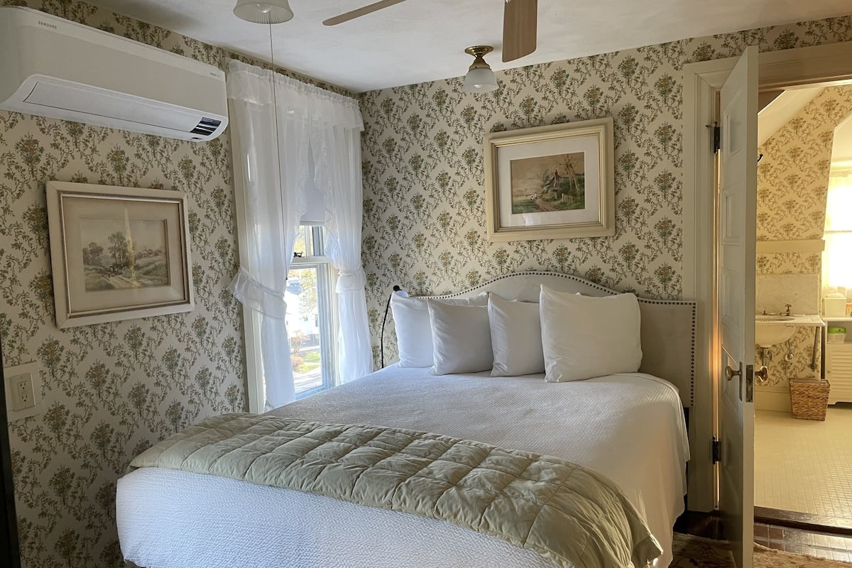CADILLAC ROOM - 3RD FLOOR | Iron/ironing board, free WiFi, bed sheets