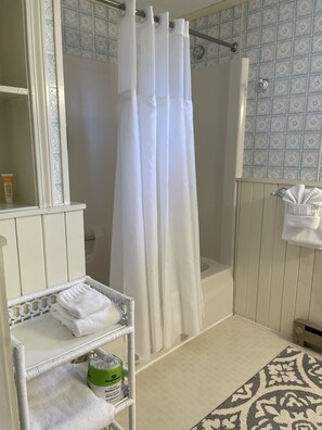 Bathroom - Moseley Cottage Inn & Town Motel (Bar Harbor)