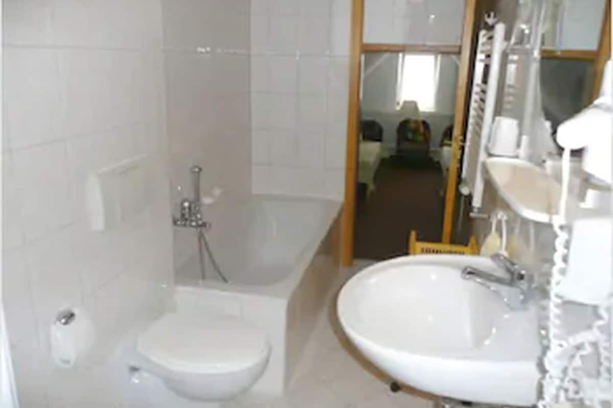 family quadruple room, 2 bedrooms | bathroom | shower, towels