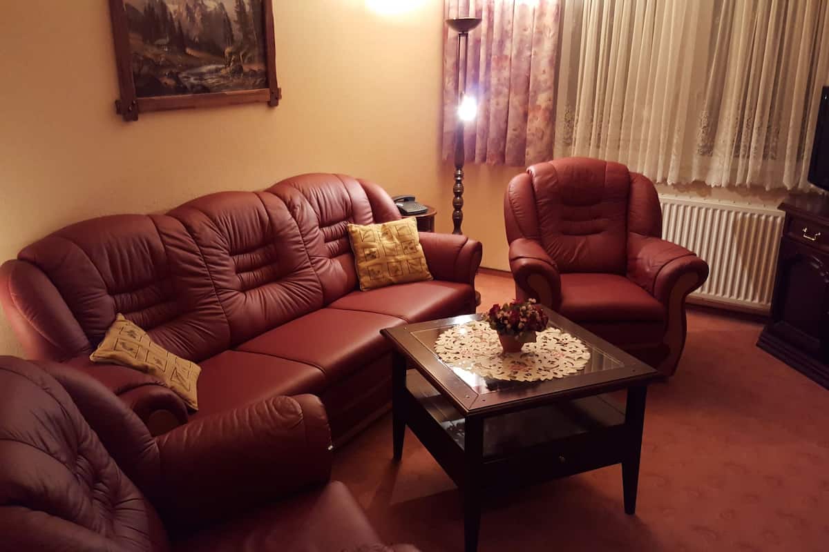 suite (2 adults) | living room | tv