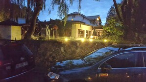 Un edificio con techo inclinado, un garaje y una entrada para vehículos.