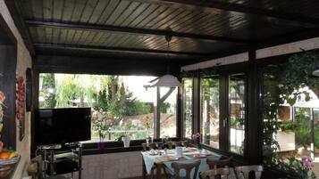 Ilmainen päivittäinen buffetaamiainen