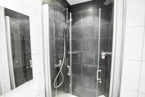 Habitación individual estándar, 1 cama individual | Baño | Ducha, secador de pelo, toallas y jabón