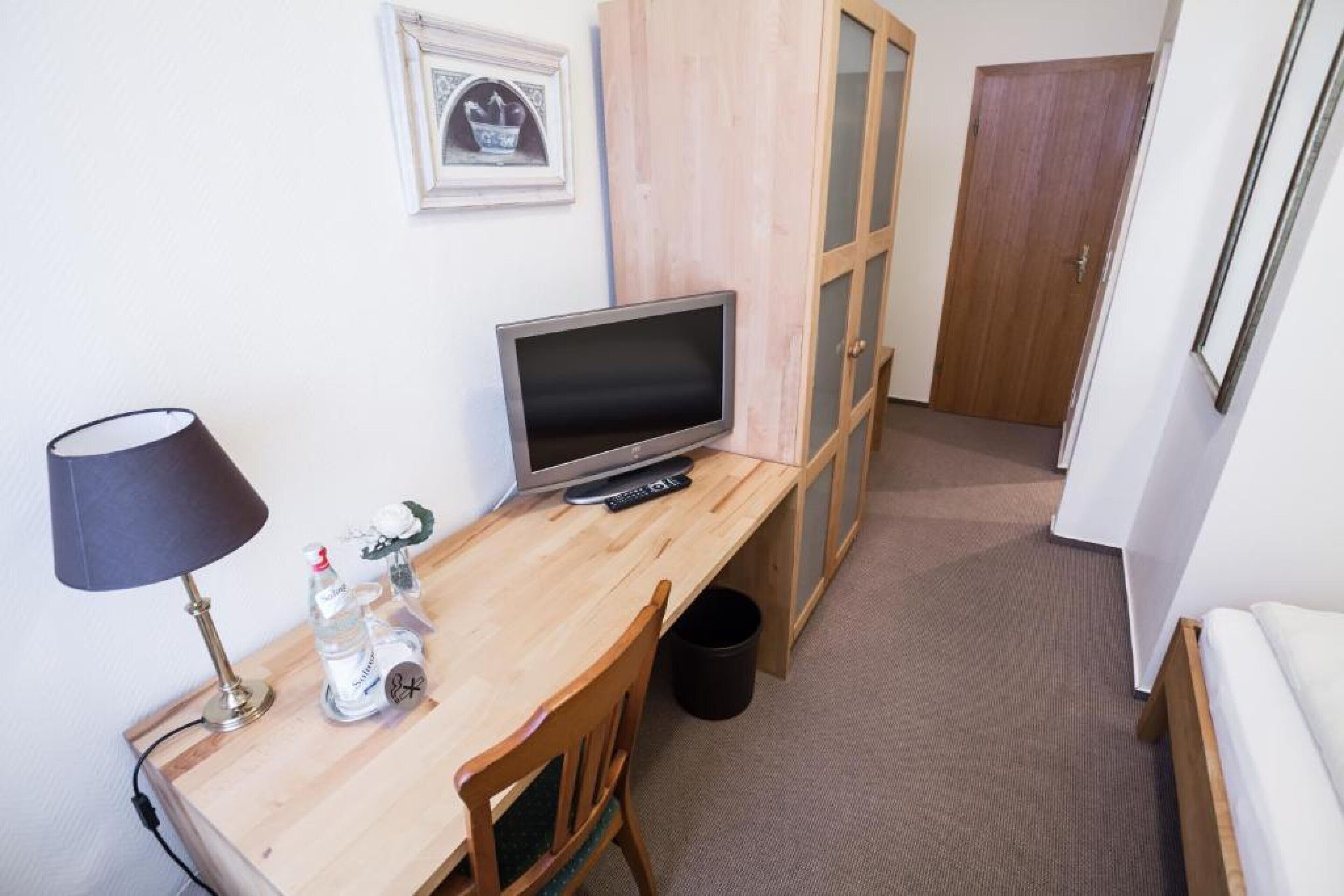 standard single room, 1 single bed | living area | flat-screen tv