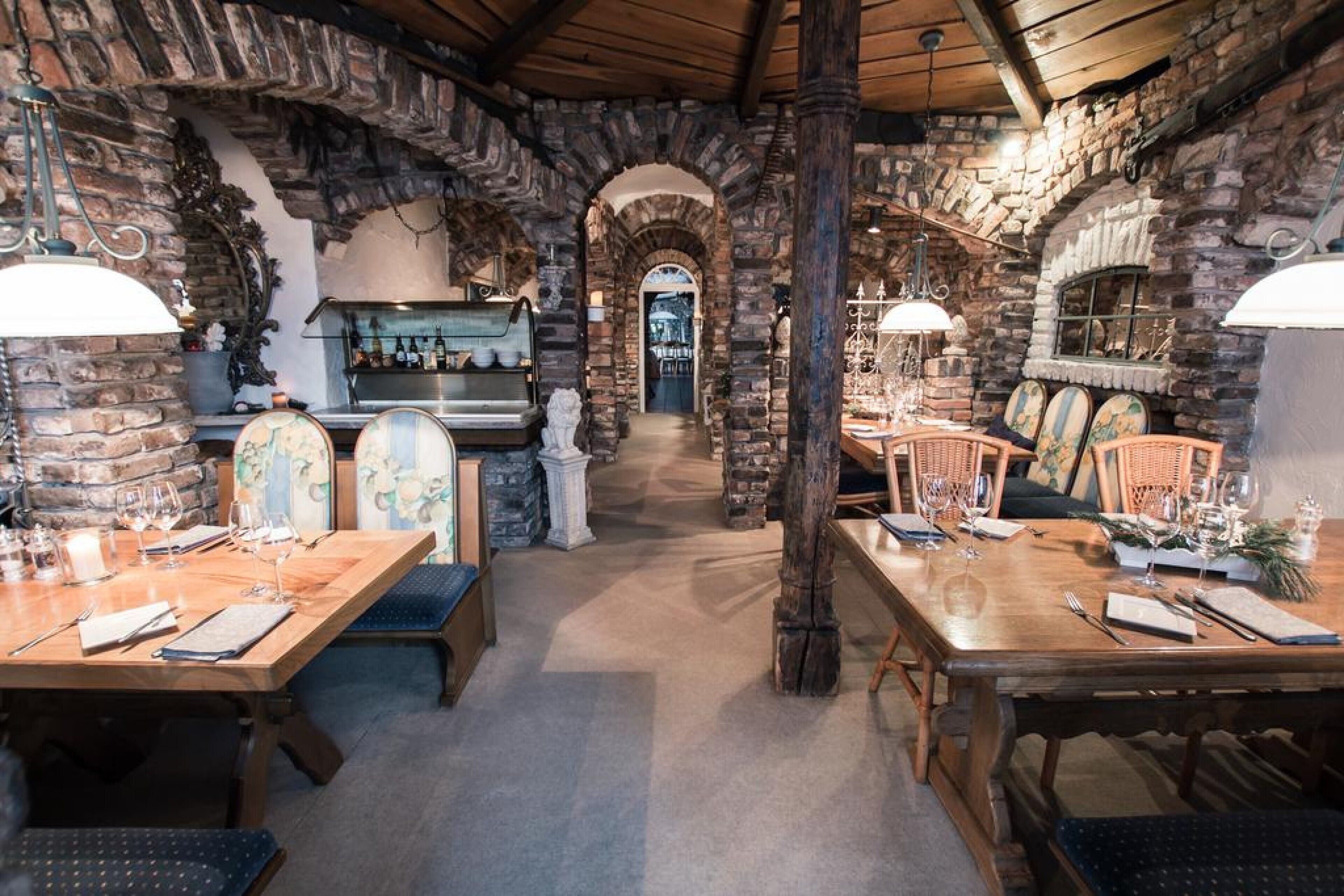 Melayani sarapan dan makan malam dengan sajian masakan daerah