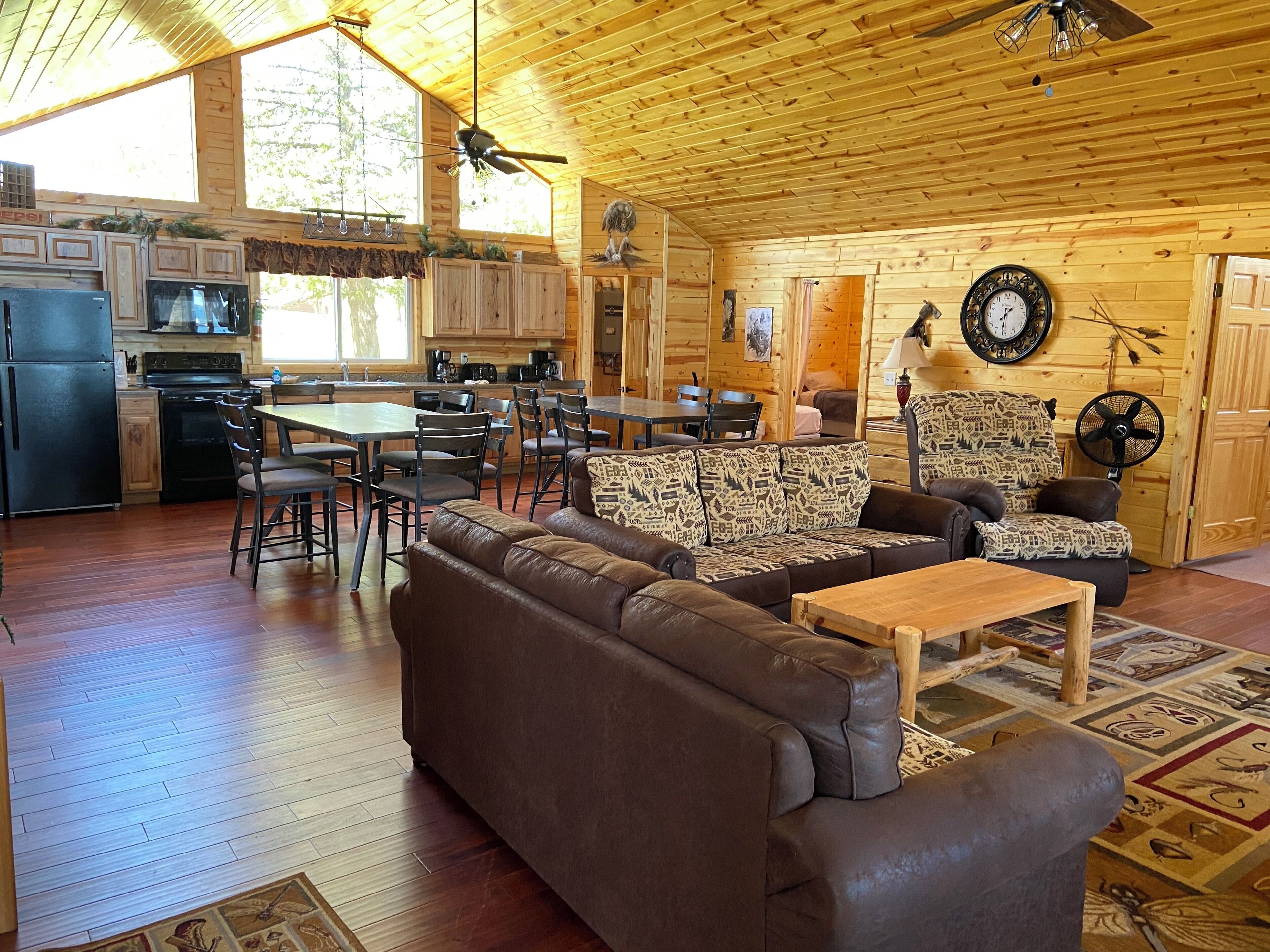 Cabaña | Área de sala de estar | Televisión LED de 32 pulgadas con canales vía satélite 