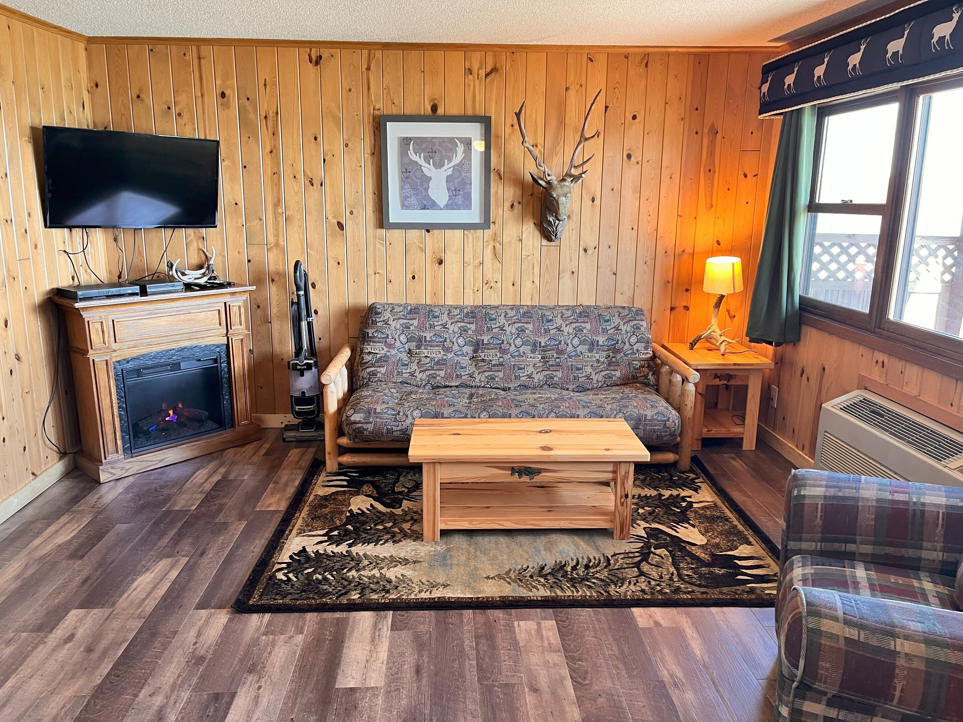 小屋 | 起居區 | 32-吋LED 液晶電視，提供衛星頻道