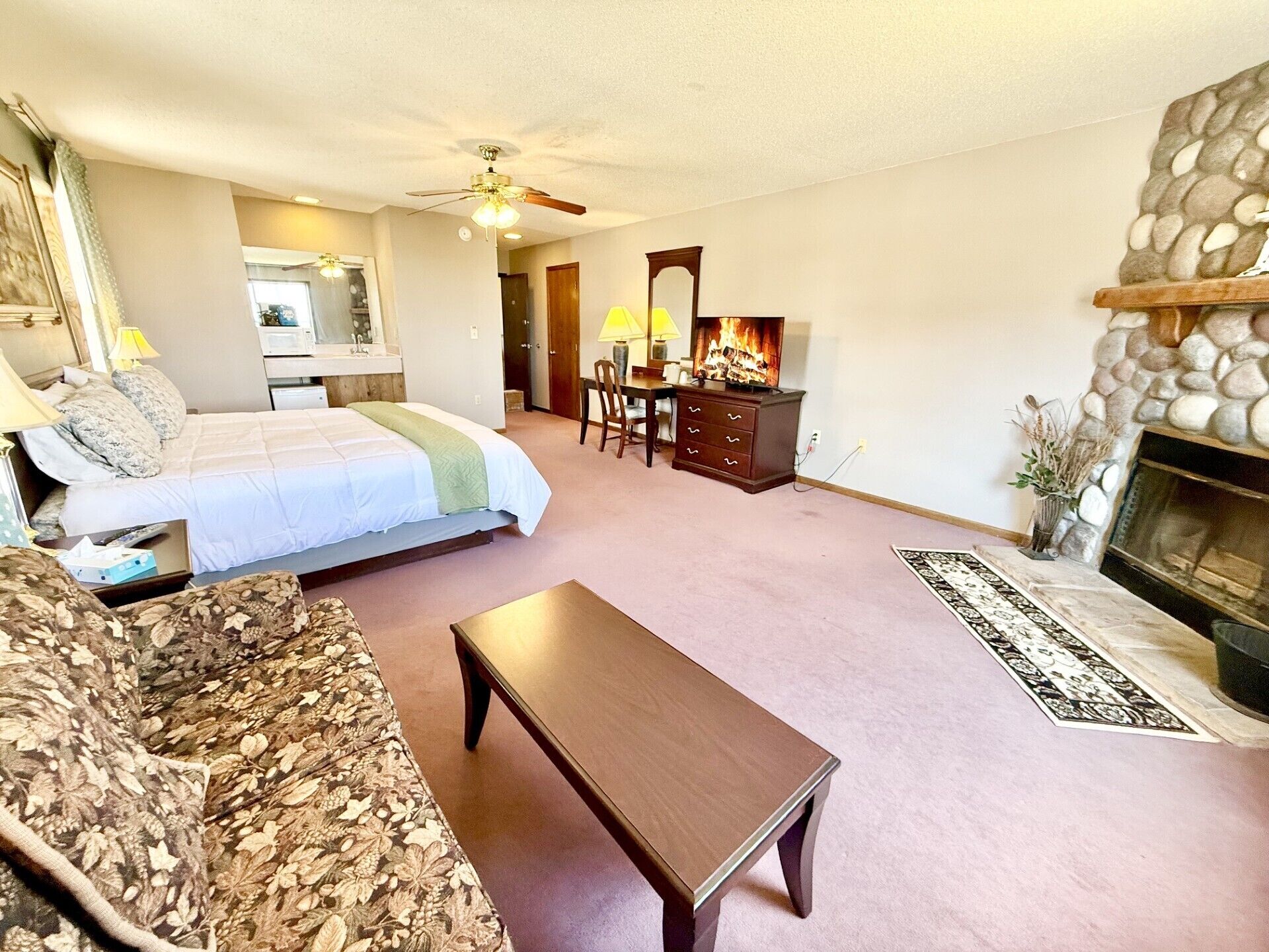 Basic Room, 1 King Bed, Lake View, Poolside
