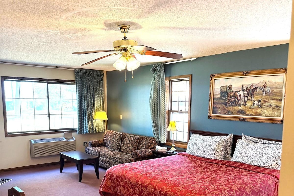 Basic Room, 1 King Bed, Lake View, Poolside