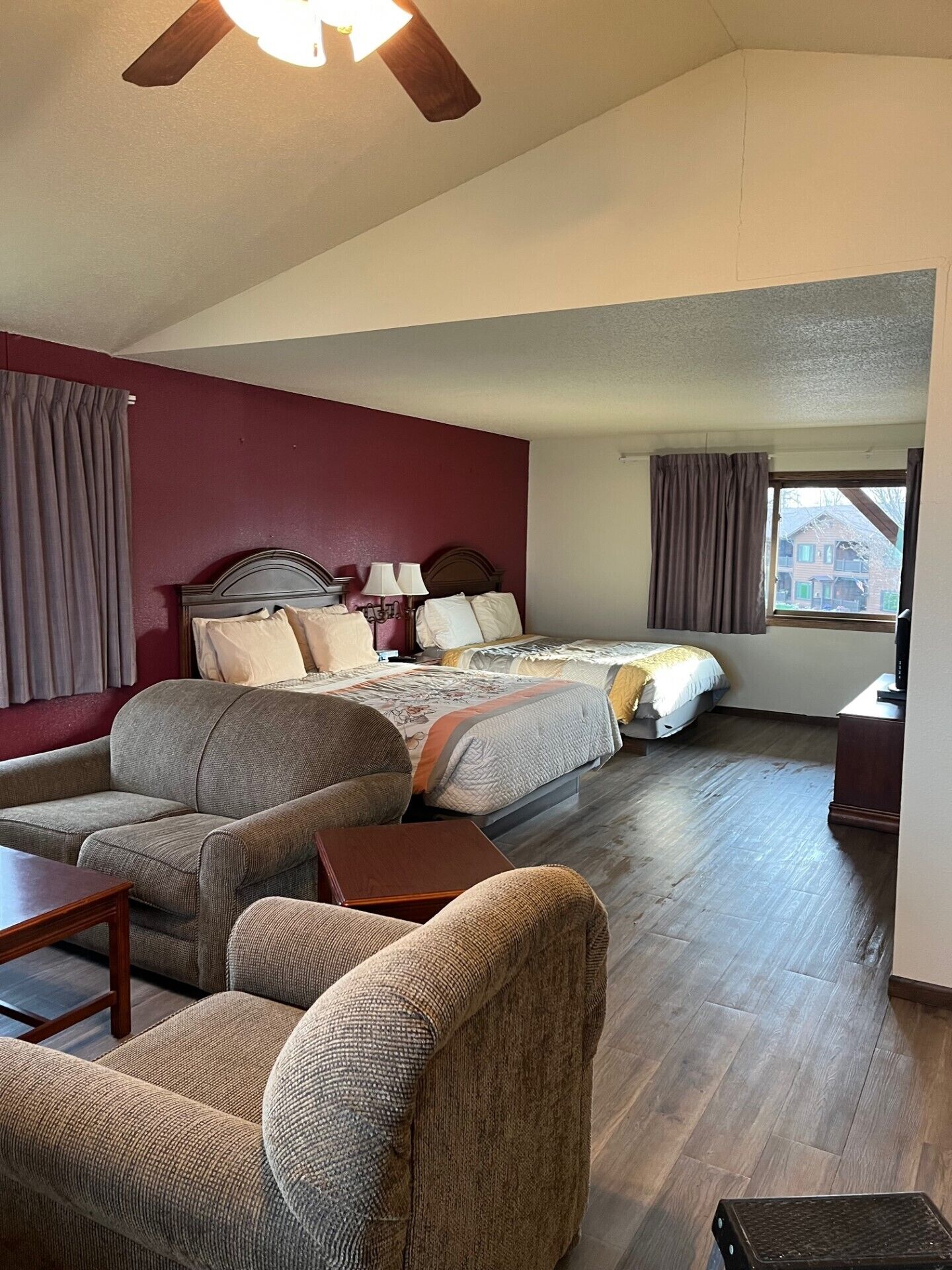 行政單人房 | 起居區 | 32-吋LED 液晶電視，提供衛星頻道