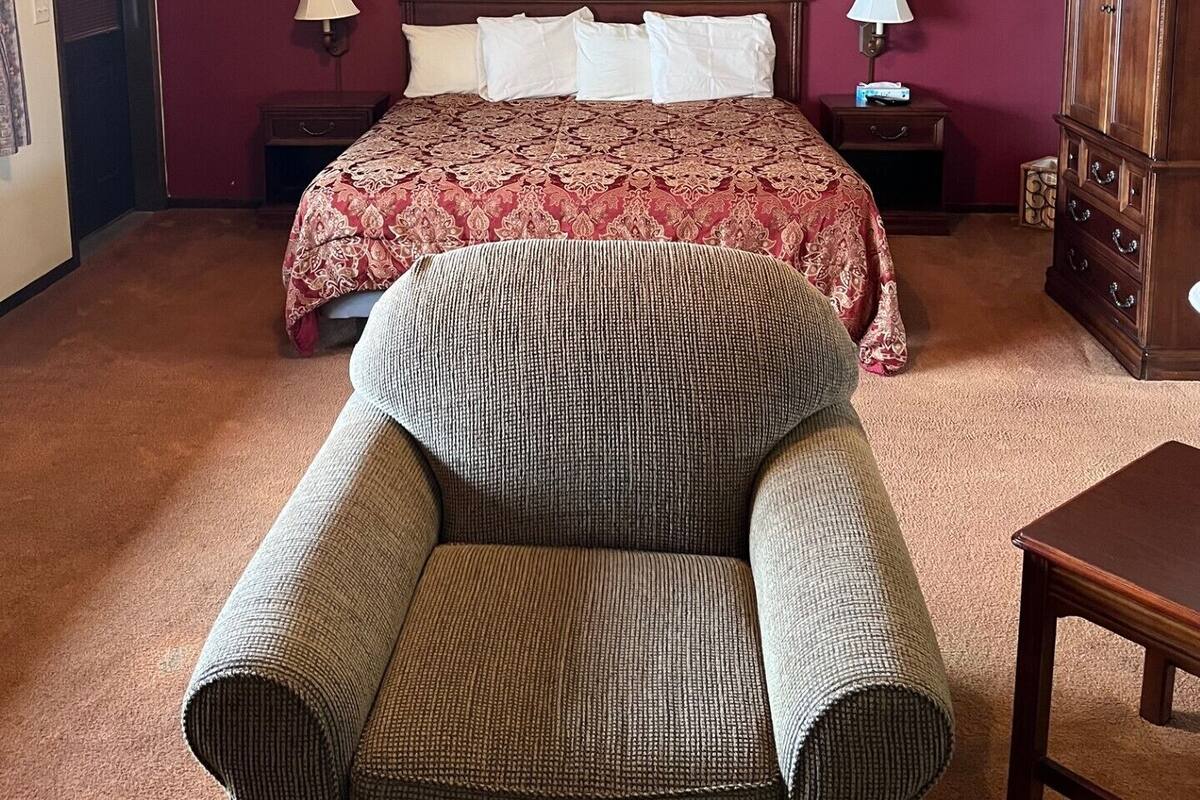 Executive Single Room | Premium bedding, blackout drapes, iron/ironing board