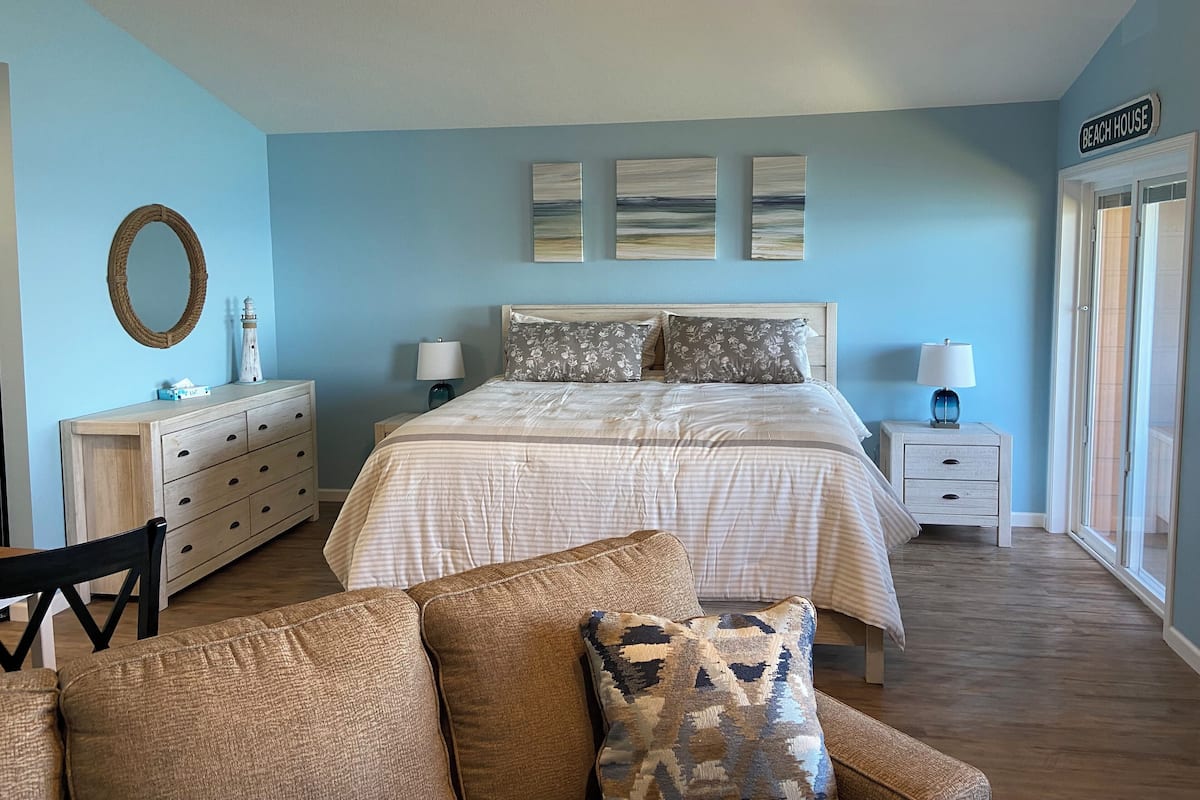 Honeymoon Single Room | Premium bedding, blackout drapes, iron/ironing board