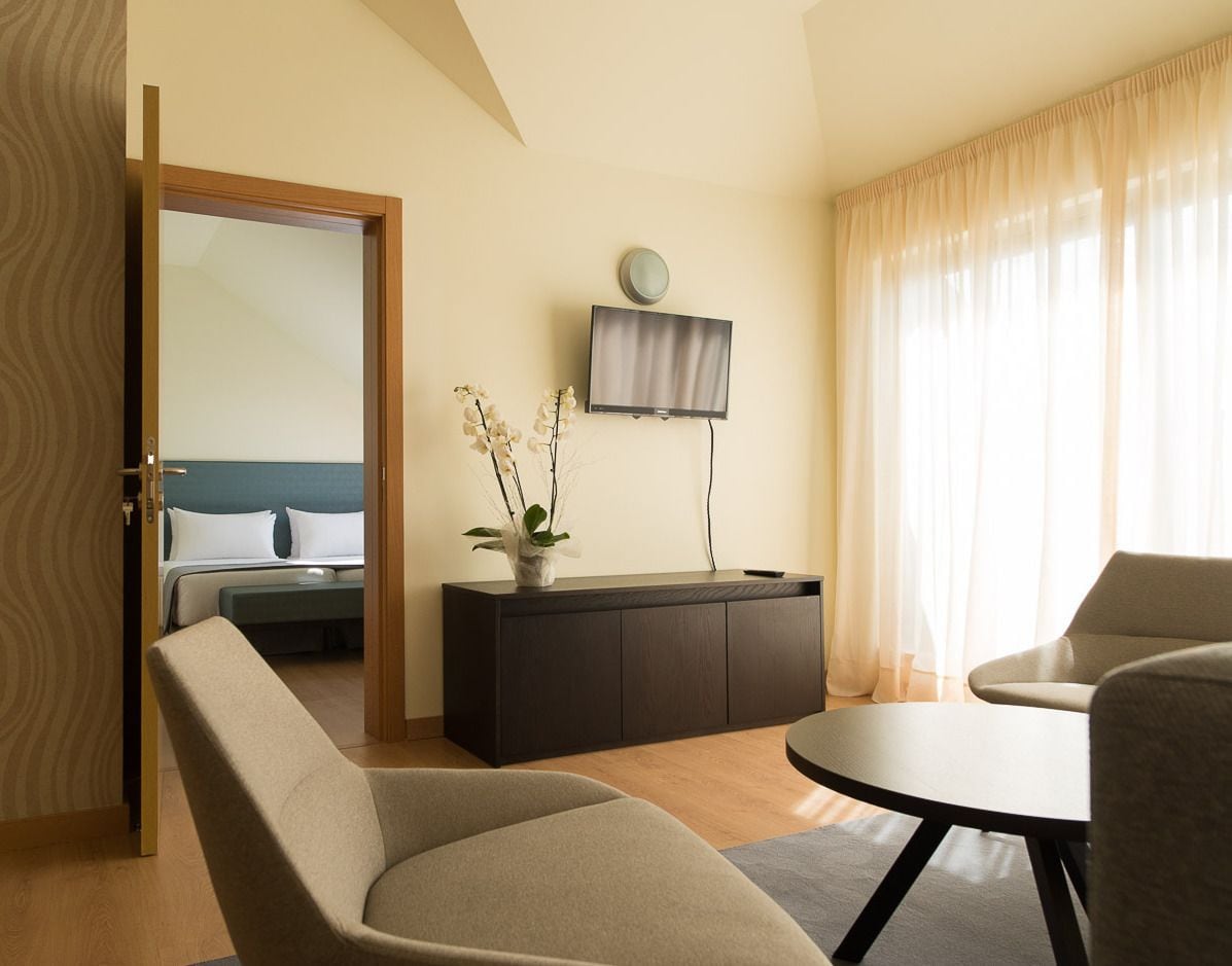 deluxe twin room | 1 bedroom, minibar, in-room safe, desk