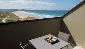 Chambre Deluxe avec lits jumeaux | Minibar, coffres-forts dans les chambres, bureau, rideaux occultants