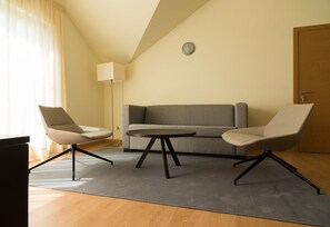 Minibar, coffres-forts dans les chambres, bureau, rideaux occultants