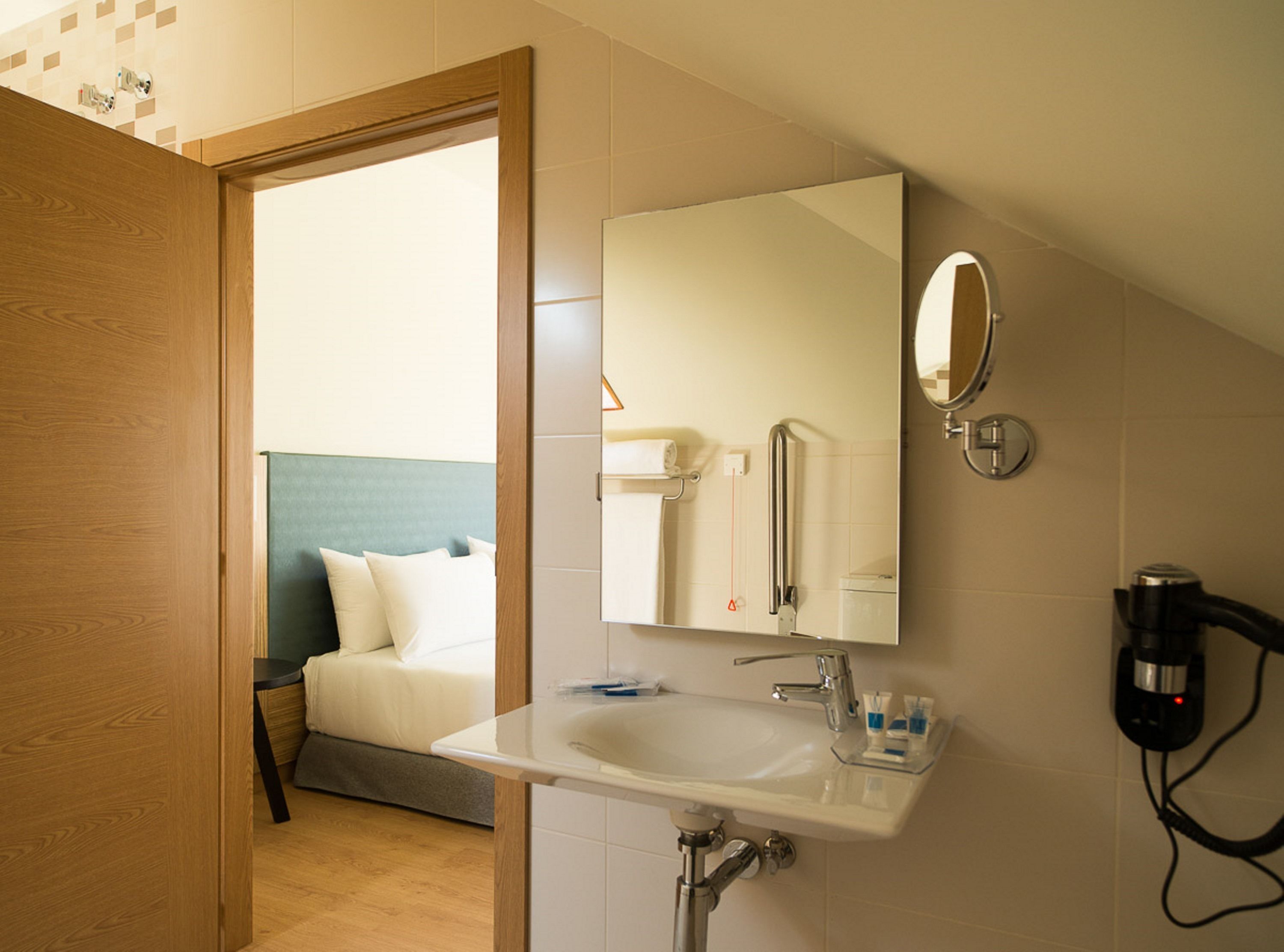 deluxe twin room | bathroom | shower, eco-friendly toiletries, hair dryer, towels