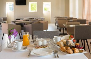 Desayuno buffet todos los días (con cargo)