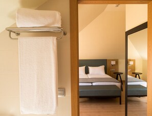 Chambre Double, 2 lits une place, vue mer | Salle de bain | Douche, articles de toilette écologiques, sÚche-cheveux