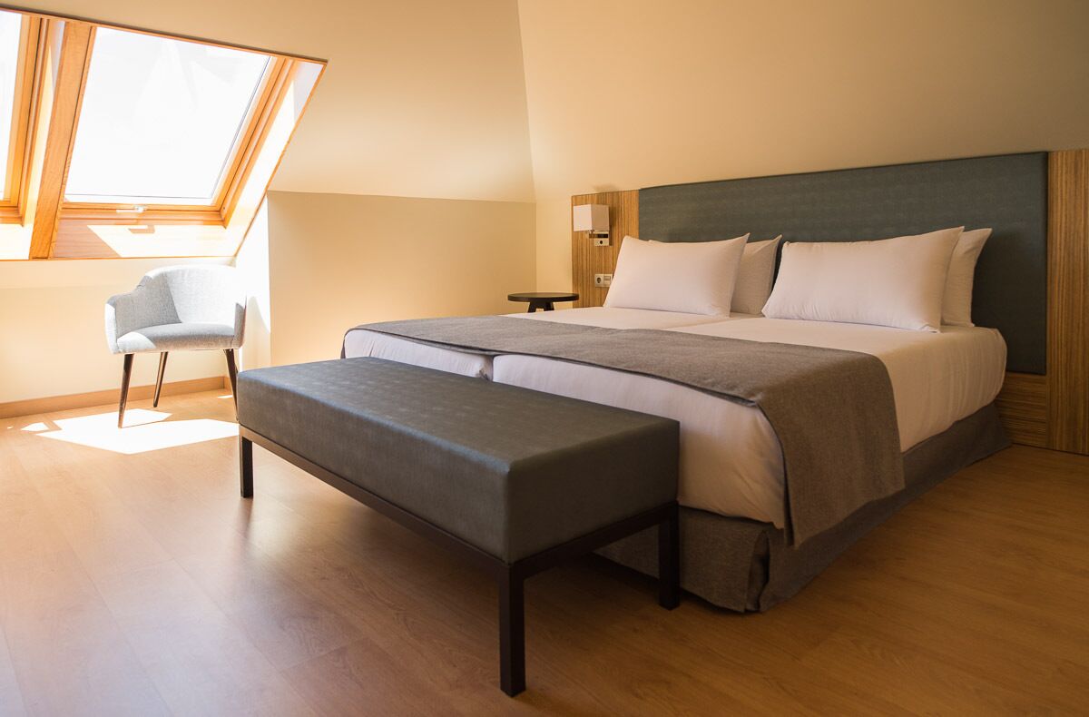 deluxe twin room | 1 bedroom, minibar, in-room safe, desk