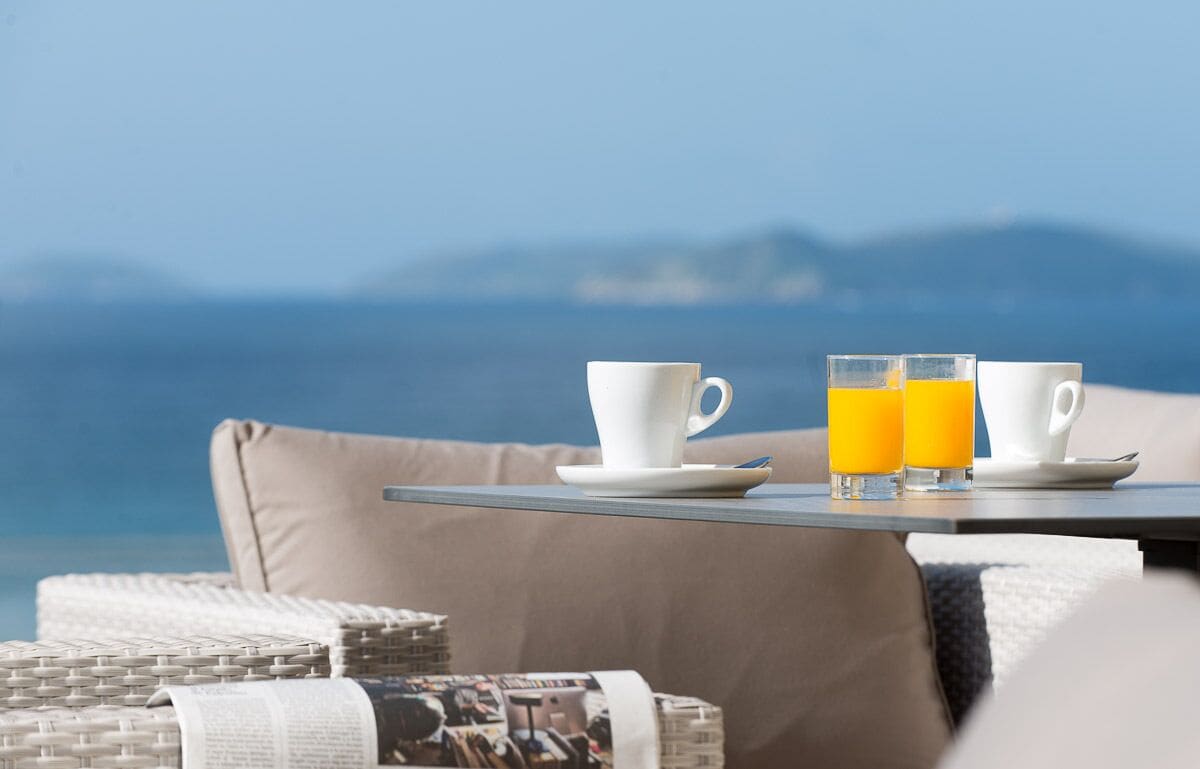 Habitación Deluxe con 2 camas individuales | Bar (en el alojamiento)